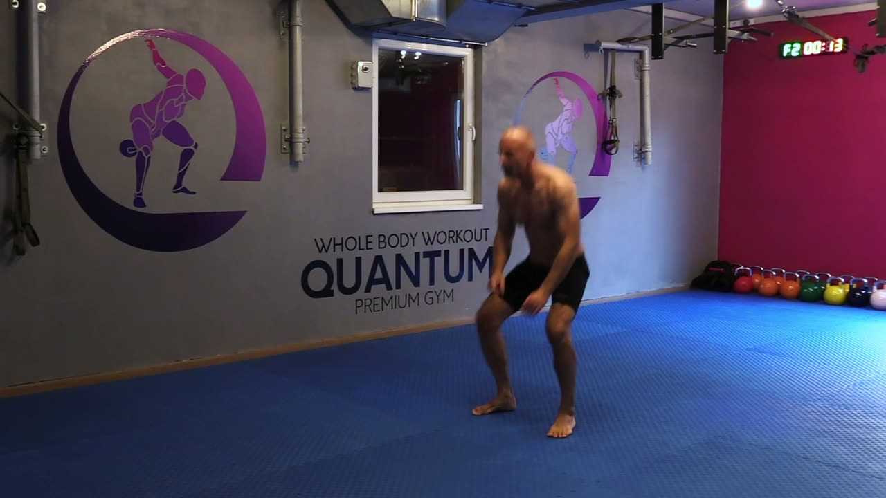 Vježba Sunožni skok s povratkom u tri kratka skoka — Quantum premium gym