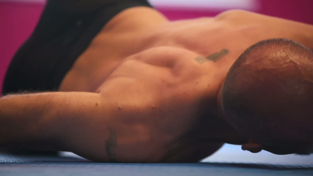 Vježba Škorpija na podu — Quantum premium gym