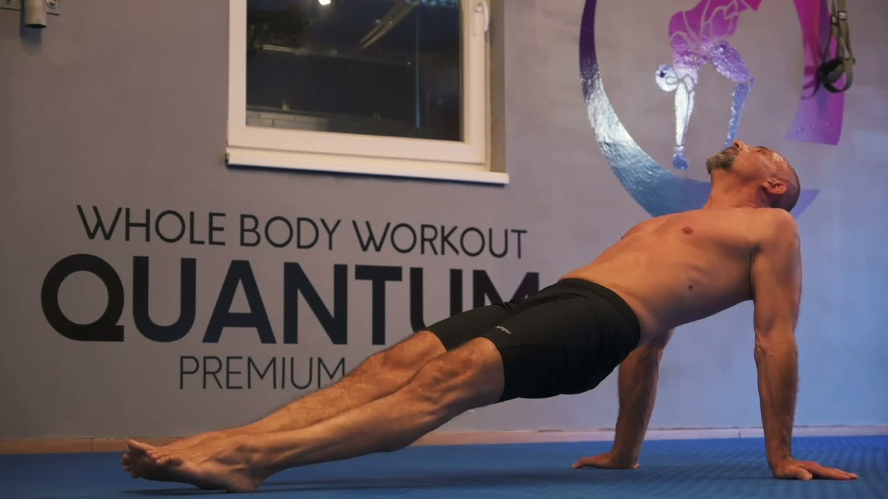 Vježba Obrnuti plank s dizanjem koljena — Quantum premium gym