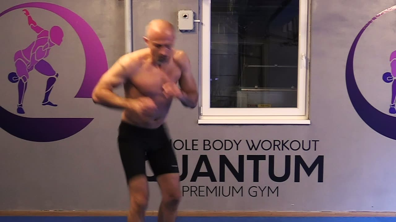 Vježba Sunožni skok 180° i dodir poda — Quantum premium gym