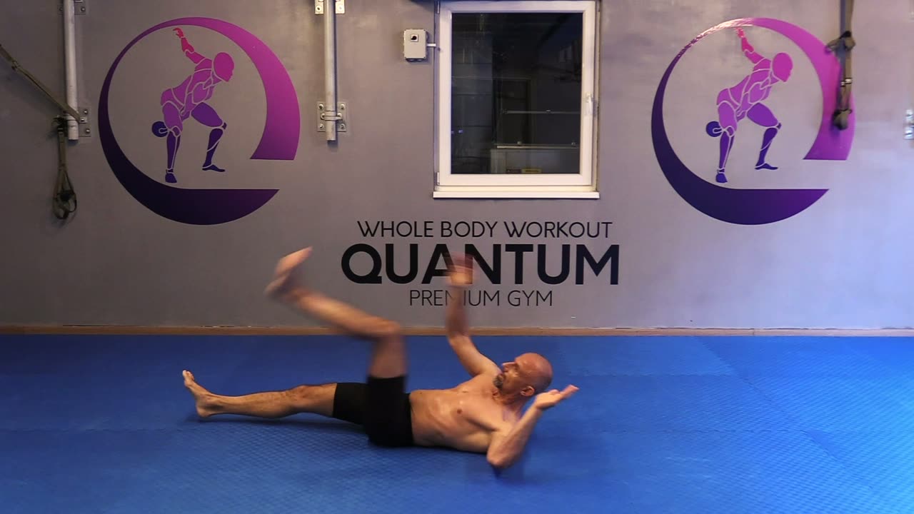 Vježba Dodir suprotne ruke i noge — Quantum premium gym