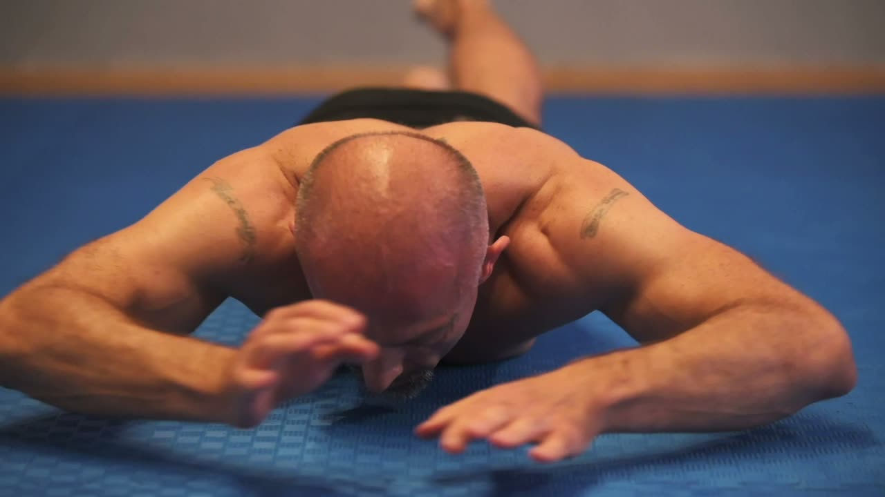 Vježba Križanje obje ruke i noge u Supermanu — Quantum premium gym