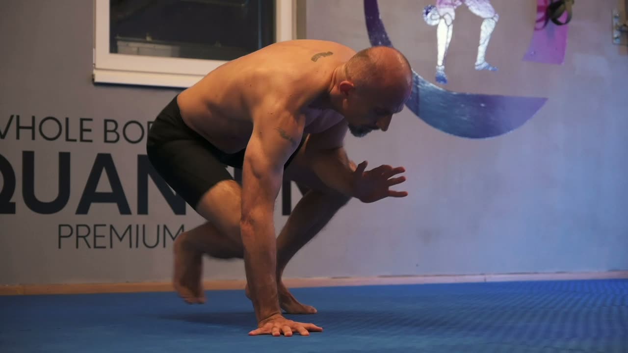 Vježba Iz čučnja bočni trbuh i povratak u čučanj — Quantum premium gym