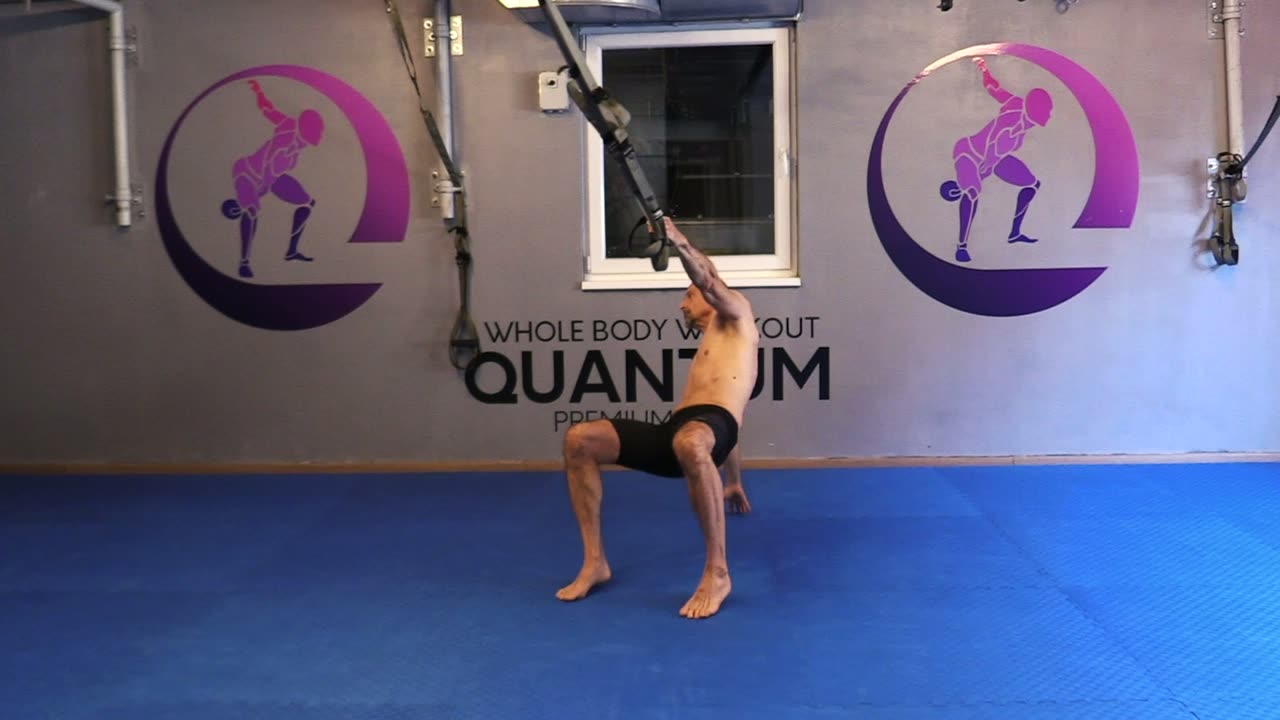 Vježba Jednoručno lat povlačenje s dodirom poda — Quantum premium gym