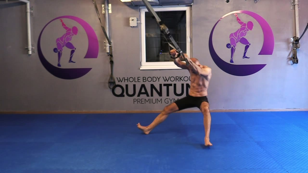 Vježba Jednonožni čučanj — razvlačenje lijevo-desno — Quantum premium gym