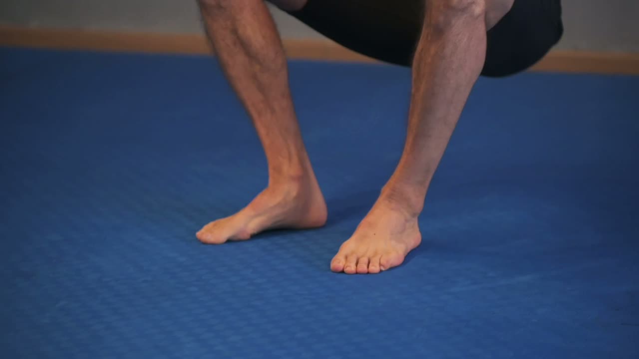 Vježba Čučanj skok na TRX-u — Quantum premium gym