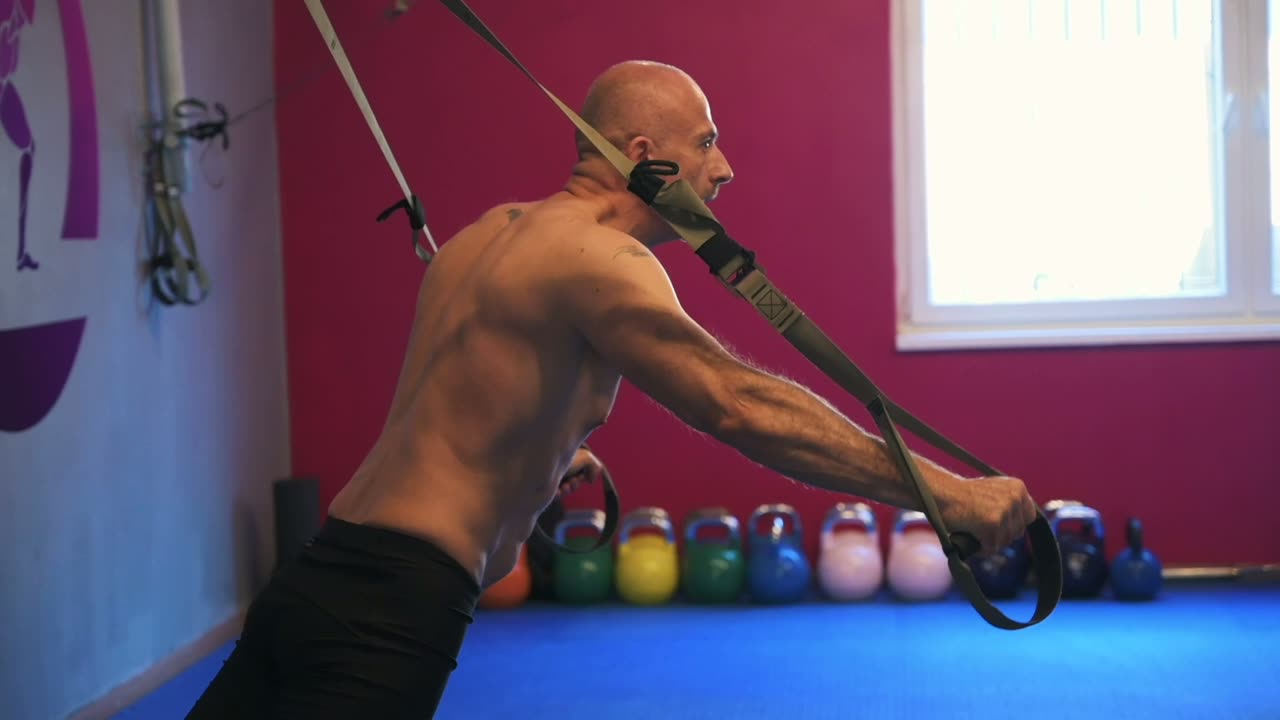 Vježba Razvlačenje prsiju na TRX-u — Quantum premium gym