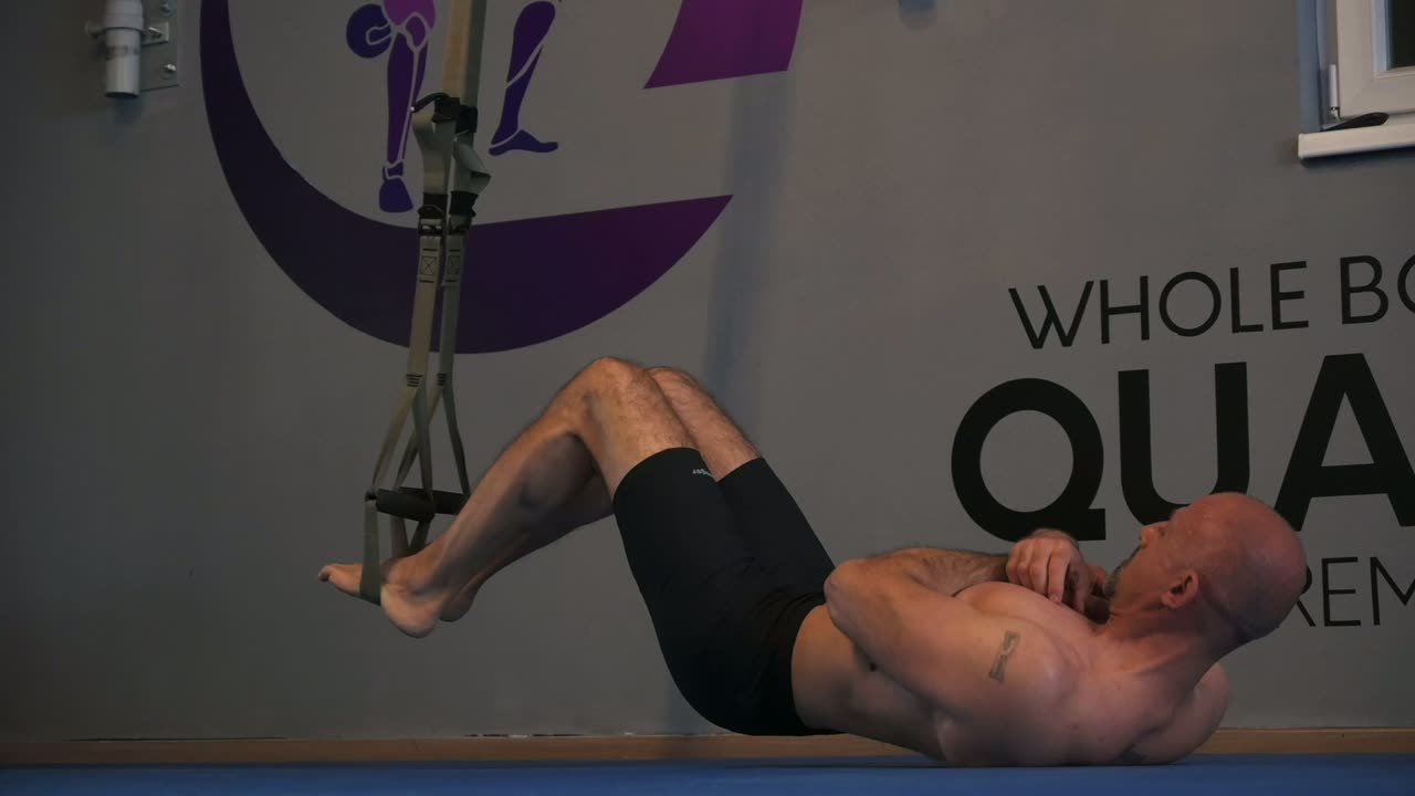 Vježba Razvlačenje u mostu na TRX-u — Quantum premium gym
