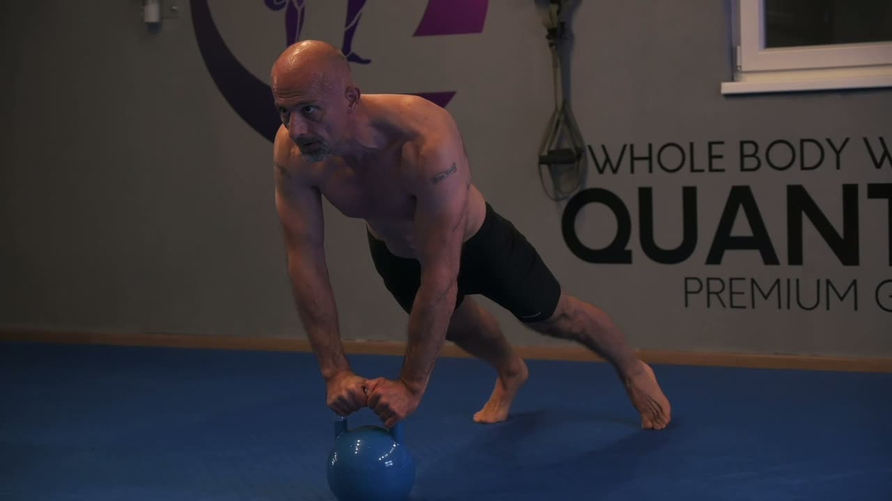Vježba Trkač u uporu na girji — Quantum premium gym