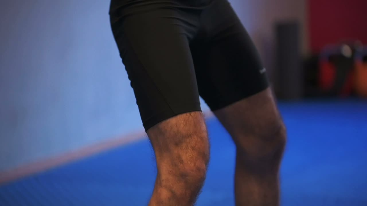 Vježba Jednoručni trzaj s girjom — Quantum premium gym
