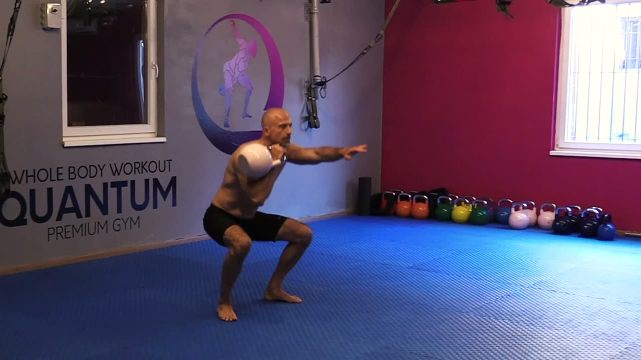 Vježba Jednoručni nabačaj čučanj push — Quantum premium gym