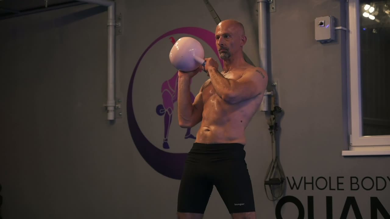 Vježba Osmica s girjom sa zadrškom — Quantum premium gym