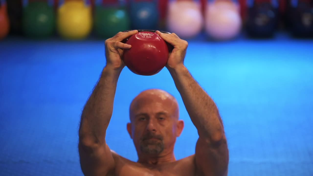 Vježba Ruski s dizanjem girje iznad glave — Quantum premium gym
