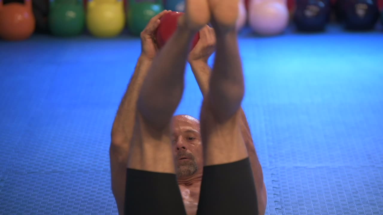 Vježba Brisač s girjom u rukama — Quantum premium gym