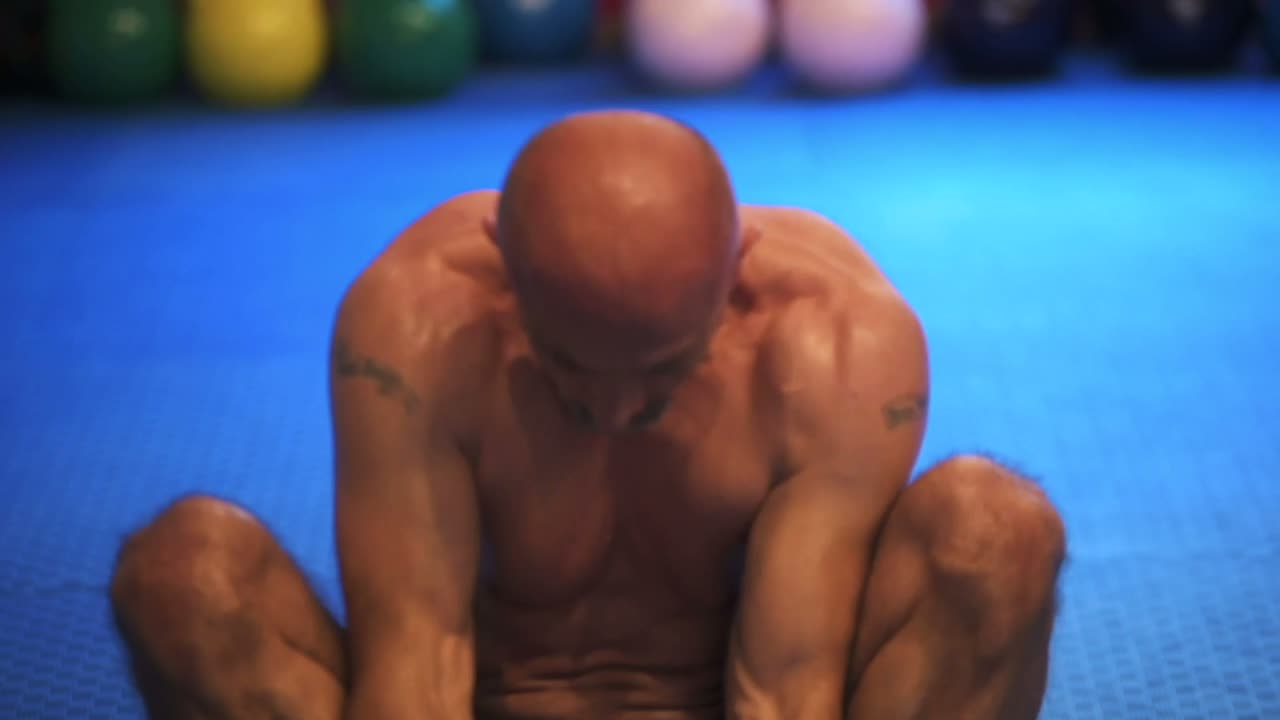 Vježba Dizanje s poda u jednom koraku s girjom — Quantum premium gym