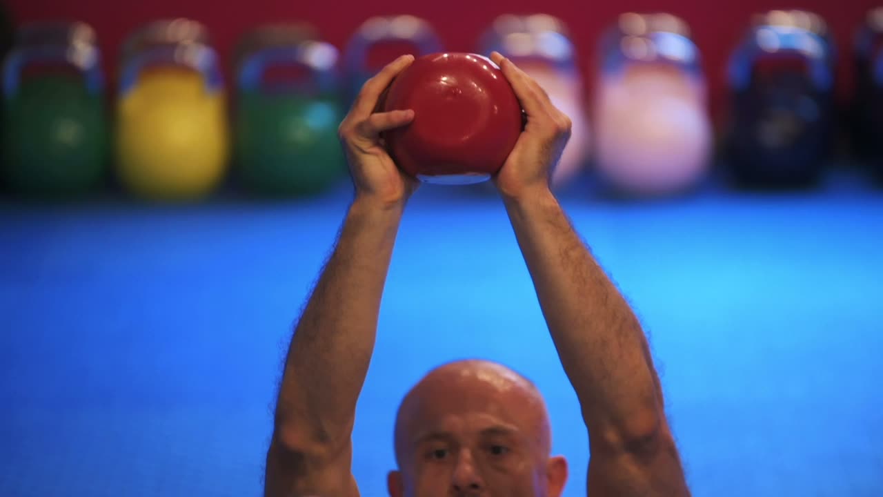 Vježba Trbušnjak — guranje girje prema stropu — Quantum premium gym