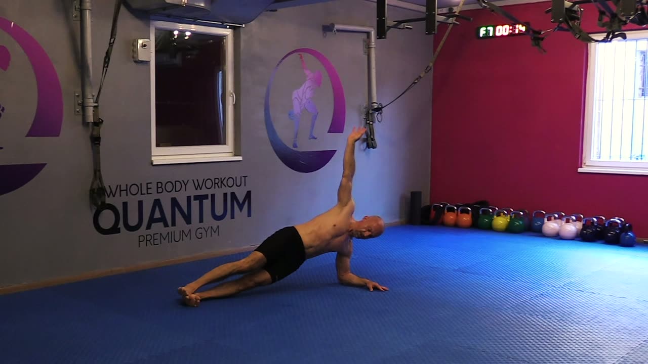 Vježba Bočni plank twist — Quantum premium gym